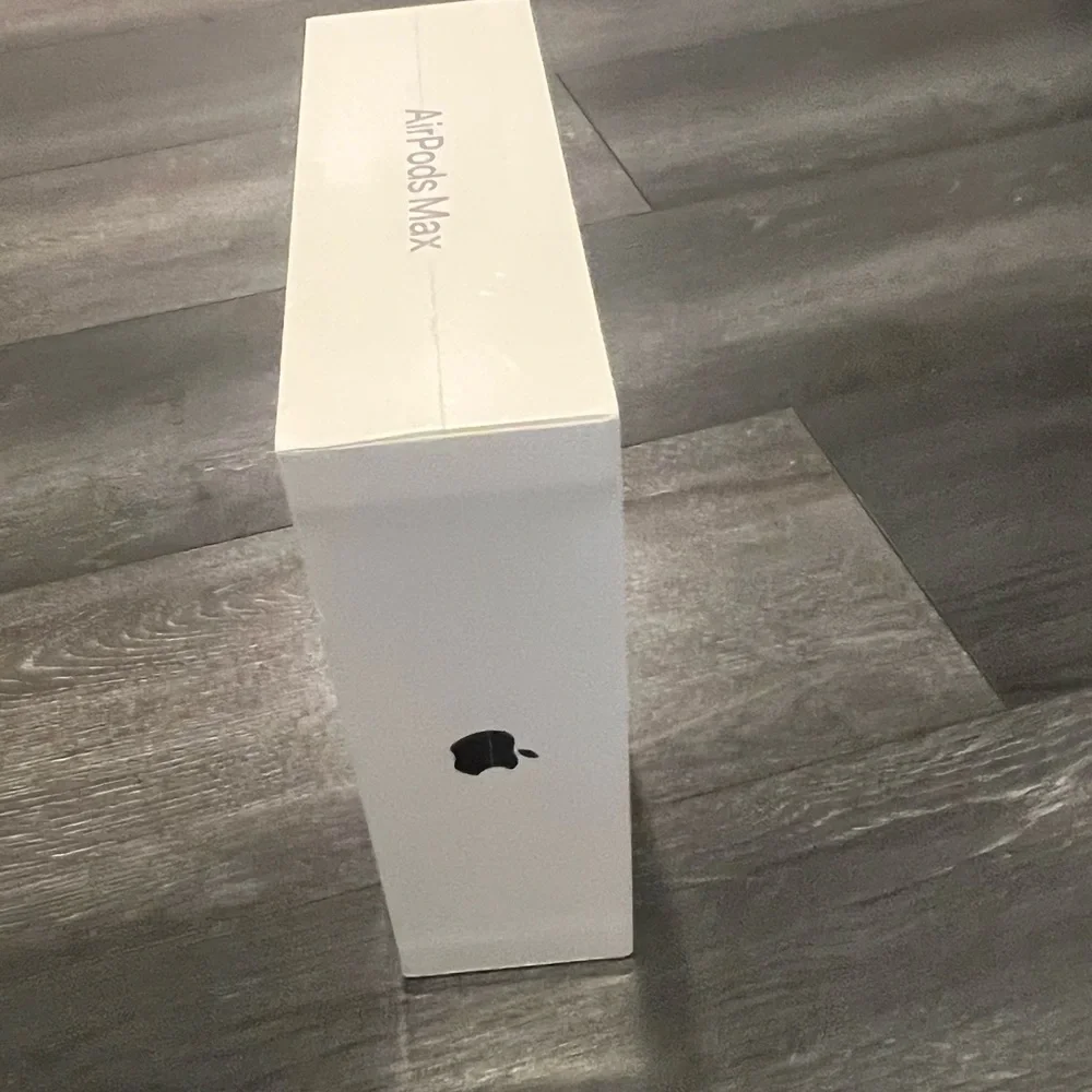 Apple AirPods Max in Elegant Silver